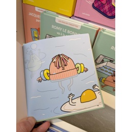 Romy le bonnet va à la piscine